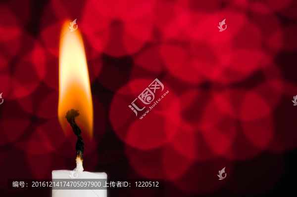 一個(gè)白色的蠟燭；紅色放光的背景。