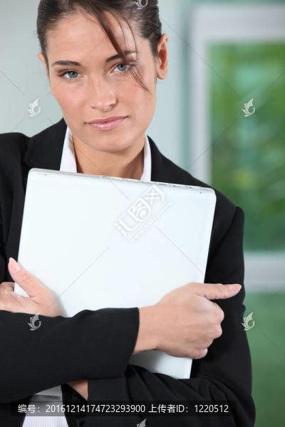 年輕的商人在一個封閉的筆記本電腦