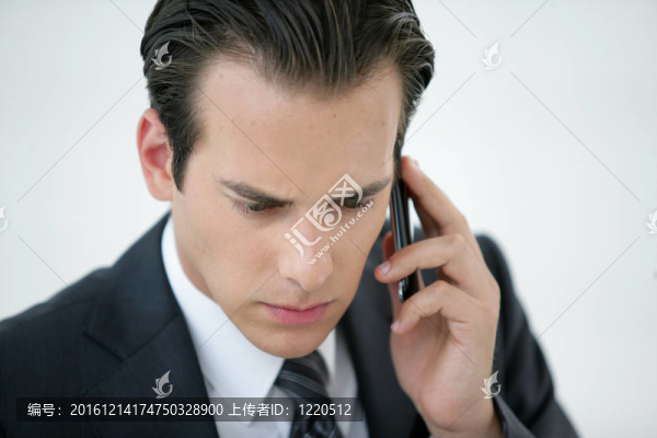 一位關(guān)心的商人在他的手機上講話