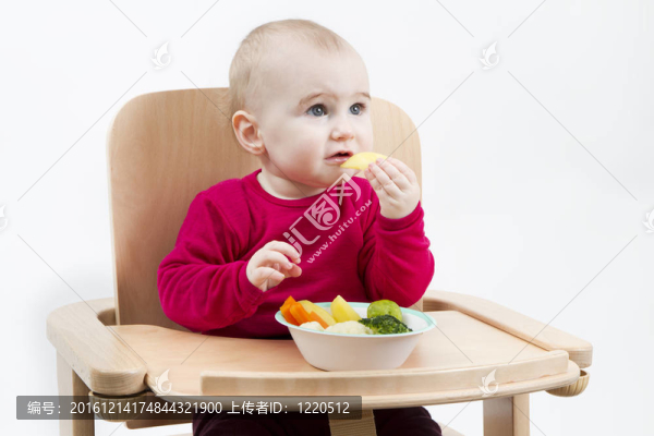 小孩在高椅上吃飯