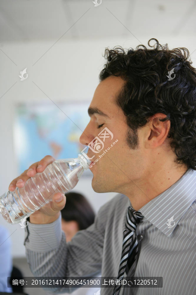 商人喝瓶裝水