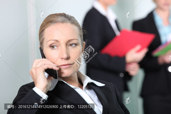 在電話里不快樂的商人。