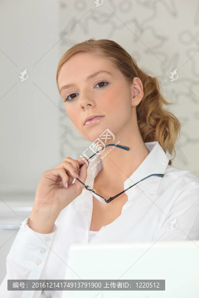 以傲慢的目光的年輕女人