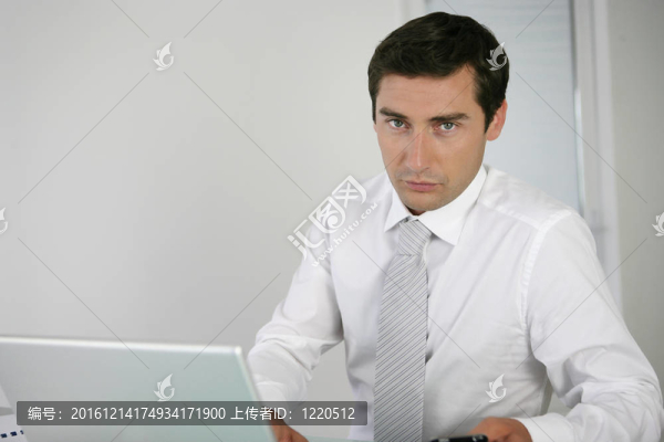 斯特恩商人坐在桌前