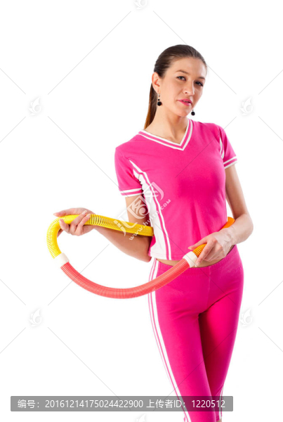 年輕漂亮的女人抱著呼啦圈