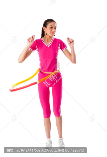 年輕漂亮的女人抱著呼啦圈