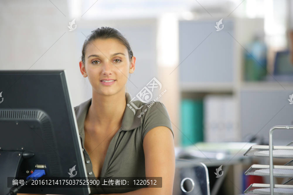 在桌上電腦工作的婦女