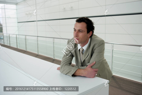 商人站在走廊里