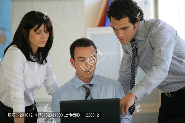 三同事在筆記本電腦