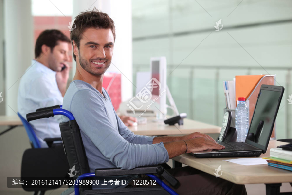 輪椅上的男子