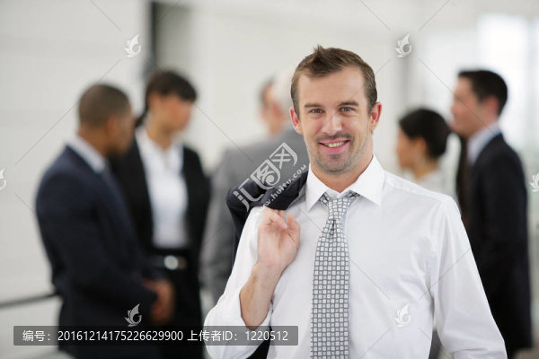 業(yè)務(wù)站在前面的同事與夾克肩