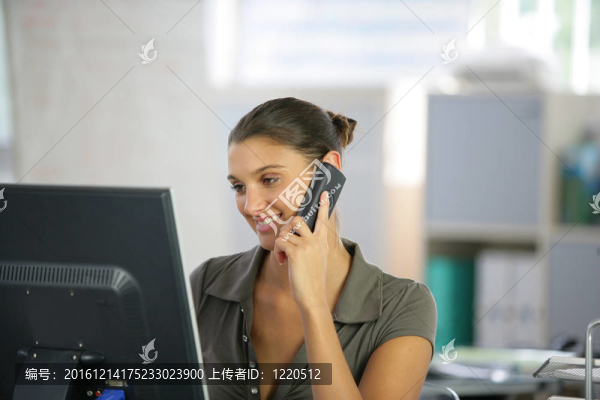 秘書忙著工作