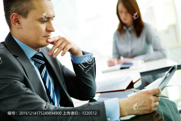 讀報(bào)紙