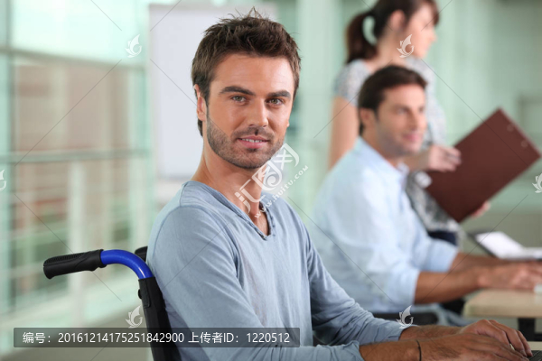 坐輪椅的人在辦公室工作