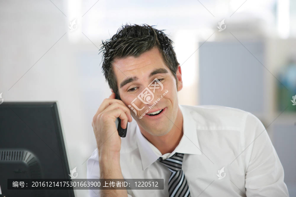 商人在電話上笑