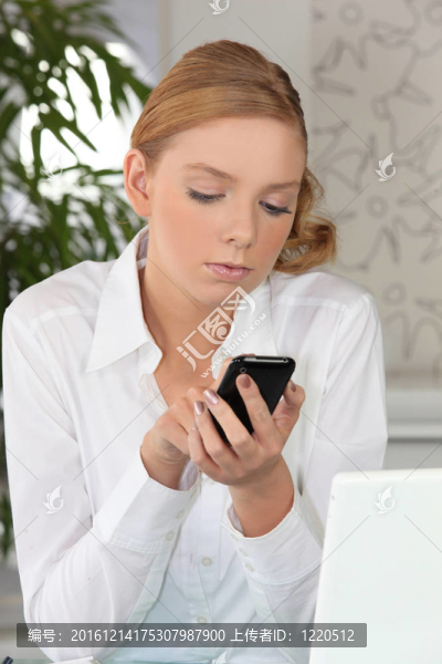年輕金發(fā)女人發(fā)短信