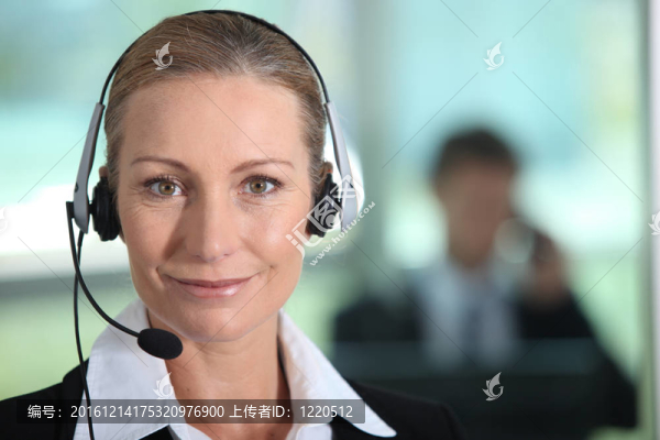 女人用耳機(jī)微笑