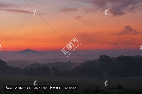 霧蒙蒙的日出