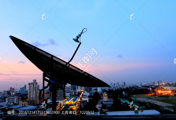 黑色天線通信衛(wèi)星天線在城市日落的天空