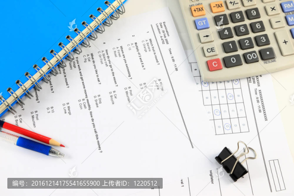 帶藍色筆記本的老師桌面。