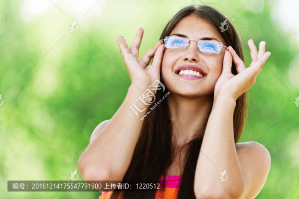 年輕女子戴眼鏡微笑