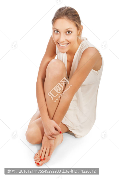 在白色背景下穿著白色連衣裙的漂亮女孩的肖像