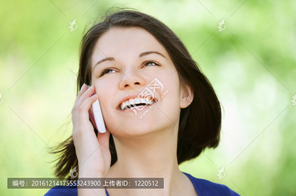 小女孩在打手機(jī)