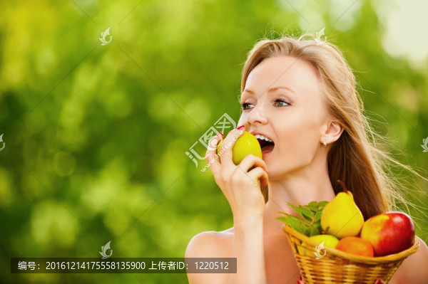 盛滿水果和吃蘋(píng)果的婦女拿著籃子