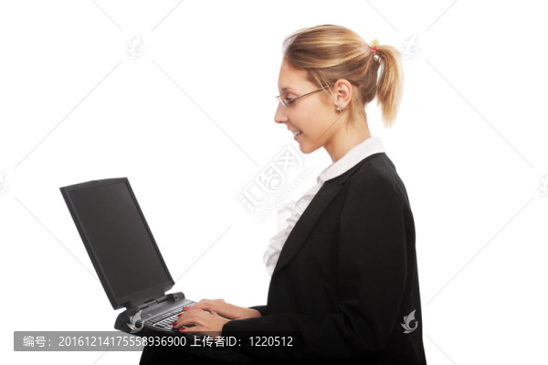 年輕漂亮的女商人使用筆記本電腦孤立在白色背景