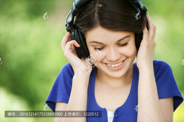 年輕女子聽音樂