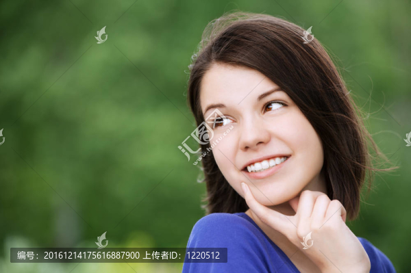 年輕漂亮的黑發(fā)女人肖像