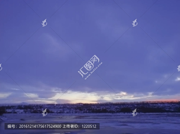 冰凍的湖面和冬季暴風(fēng)雨的天氣