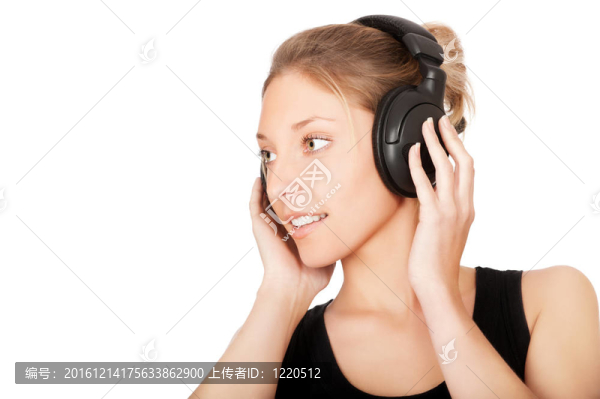女性在白色背景下聆聽(tīng)音樂(lè)
