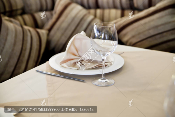 餐廳餐桌上的酒杯