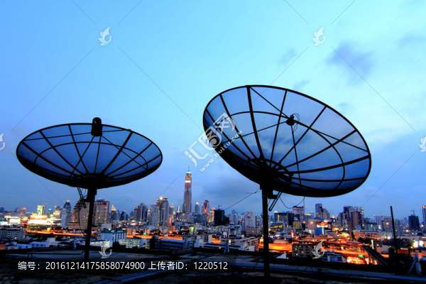 黑色天線通信衛(wèi)星天線在城市日落的天空