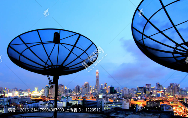 黑色天線通信衛(wèi)星天線在城市日落的天空