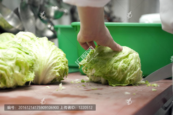 廚師準(zhǔn)備生菜