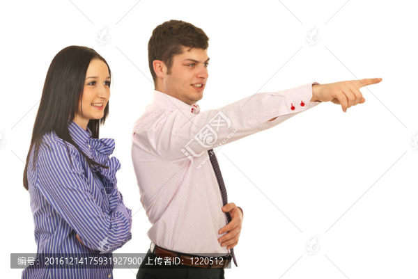 行政人員指著某物