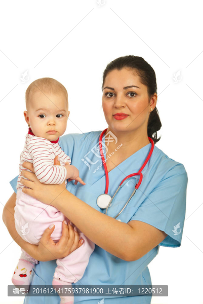兒科醫(yī)生抱著嬰兒