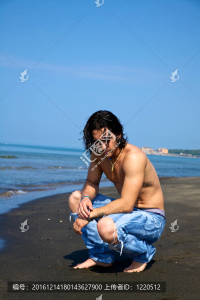 海灘上的人思考