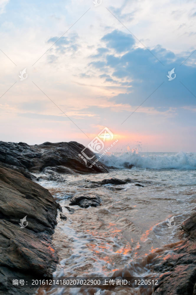 美麗的石頭和波浪在日落