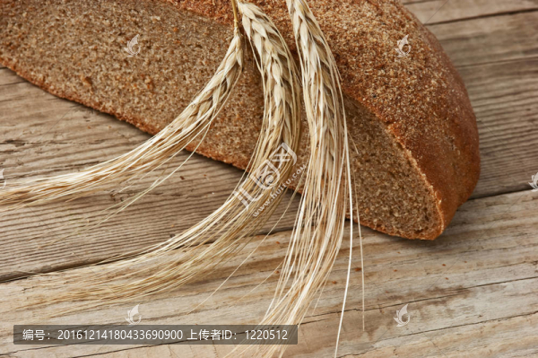 黑麥面包和木制桌子上的玉米