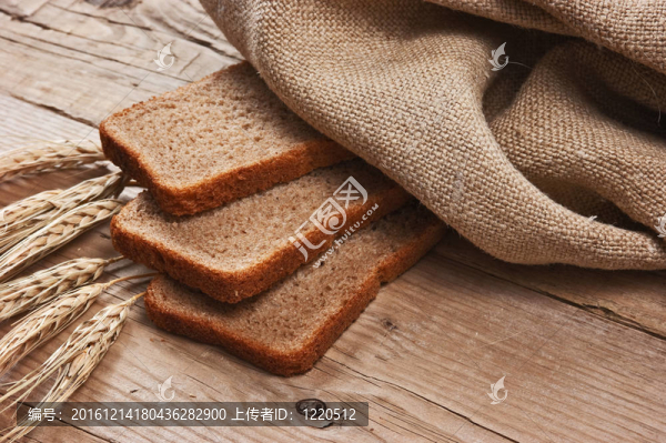 黑麥面包片和玉米穗
