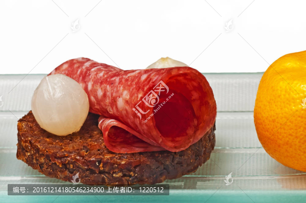 黑與意大利臘腸