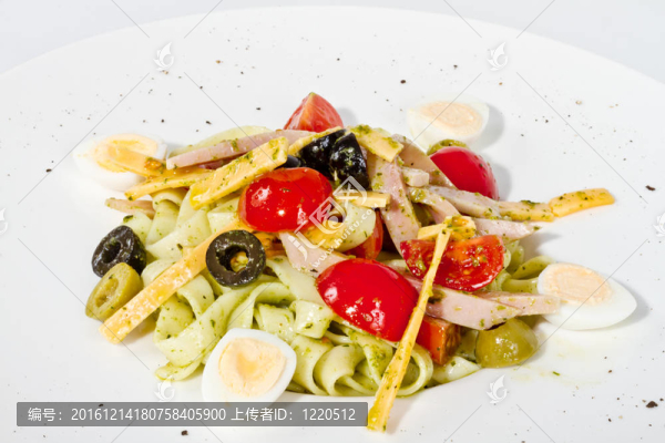 美味的面食照片（tagliatele）臘肉和西紅柿