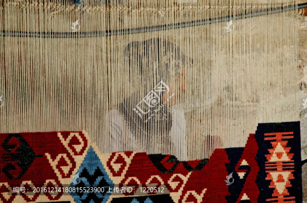 女人編織了一個(gè)土耳其地毯