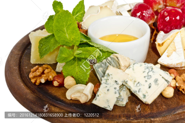 各種帶蜂蜜的奶酪；盤子上的堅(jiān)果和葡萄；在白色上分離