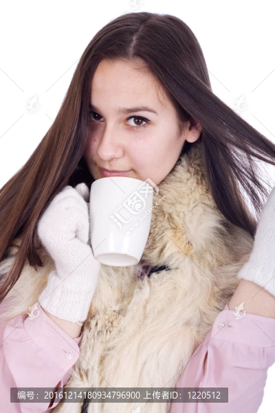 喝杯熱咖啡或茶的女孩