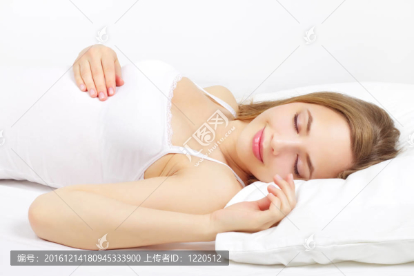 睡在床上的女孩