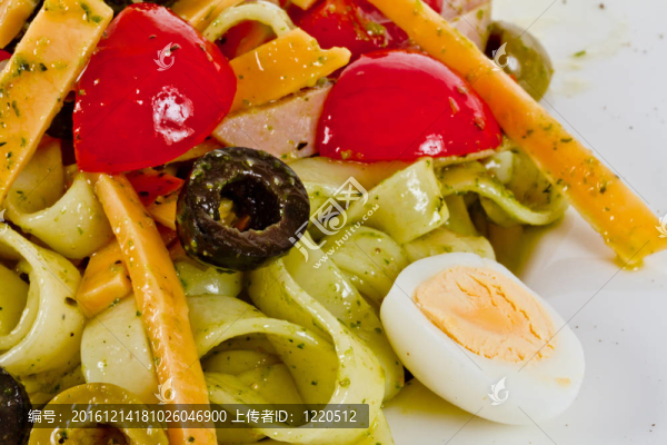 美味的面食照片（tagliatele）臘肉和西紅柿